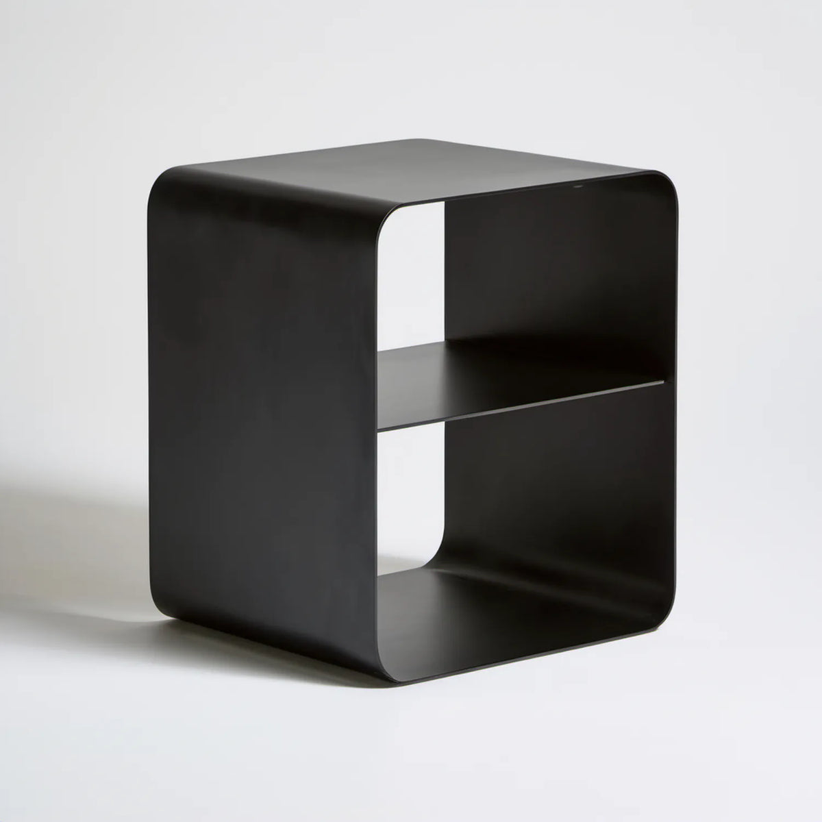 Czarny minimalistyczny stolik boczny ze stali 40 × 40 × 50 cm